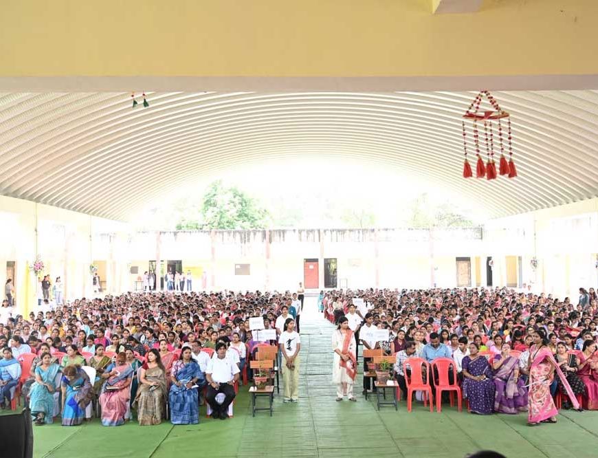 जुकेशन किट वितरण- उद्योग मंत्री लखन लाल देवांगन ने 1500 छात्राओं को दी सौगात, कॉलेजों में विशाल डोम निर्माण की घोषणा
