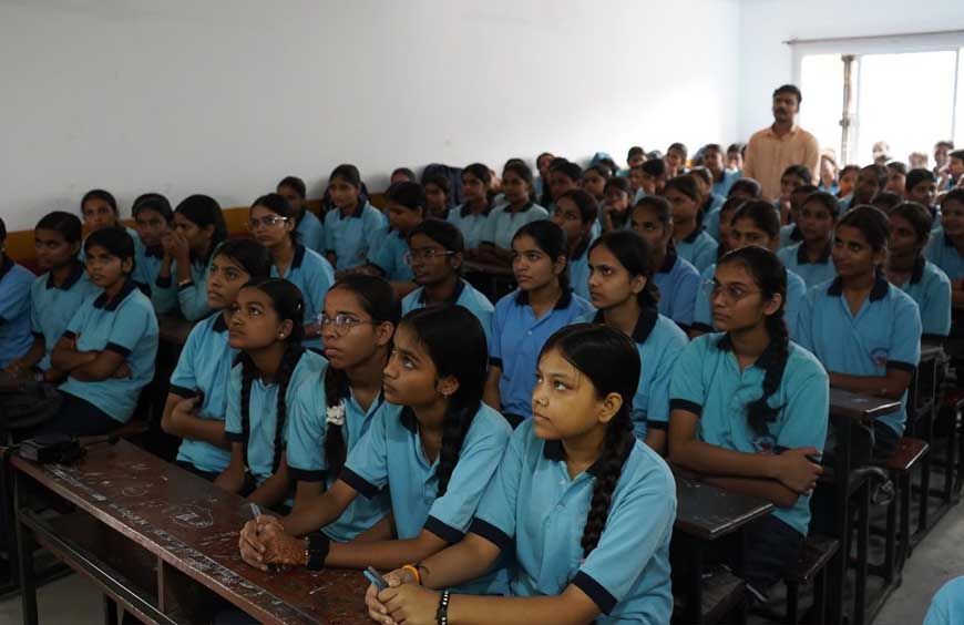 बाराबंकी में रंग दे बसंती का युवा संवाद, छात्रों को मिला नवाचार और एआई का गुरुमंत्र