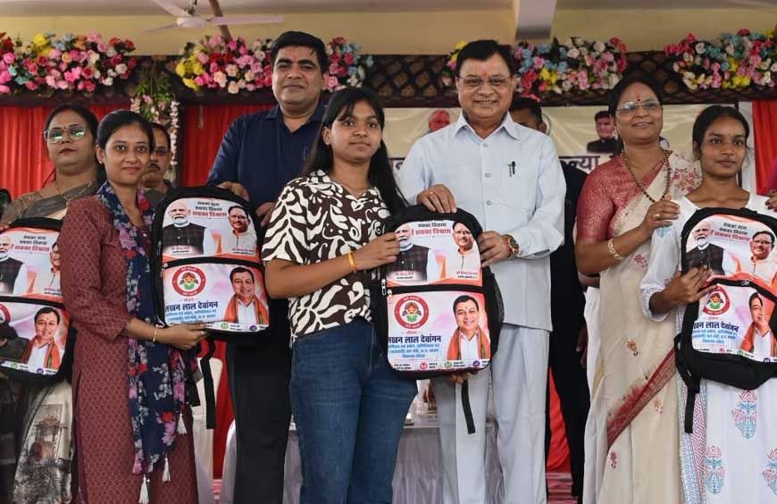 रायपुर : एजुकेशन किट वितरण- उद्योग मंत्री लखन लाल देवांगन ने 1500 छात्राओं को दी सौगात, कॉलेजों में विशाल डोम निर्माण की घोषणा
