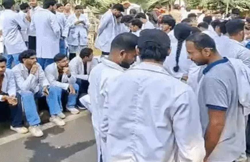 स्टाइपेंड बढ़ाने की मांग पर अड़े MBBS इंटर्न डॉक्टर, पुलिस कार्रवाई के विरोध में सरकारी अस्पतालों की OPD बंद