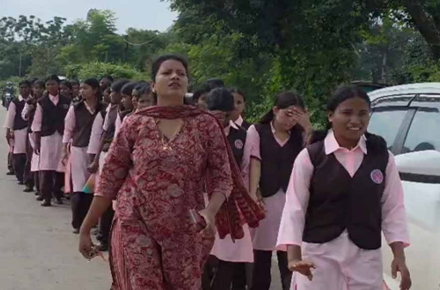 बिजली और क्लास की मांग को लेकर छात्राओं का पैदल मार्च, कलेक्ट्रेट पहुंचकर जताया विरोध