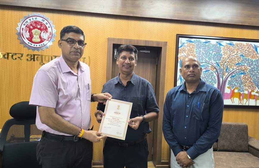 सशस्त्र सेना झंडा दिवस निधि में उत्कृष्ट योगदान के लिए कलेक्टर रत्नाकर झा सम्मानित