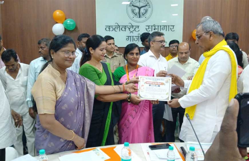 आंगनबाड़ी कार्यकर्ताओं एवं सहायिकाओं तथा सुपोषित बच्चों के माता-पिता का सम्मान