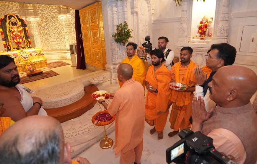 अयोध्या में सीएम योगी ने बजरंगबली का लिया आशीर्वाद, रामलला के दरबार में टेका माथा