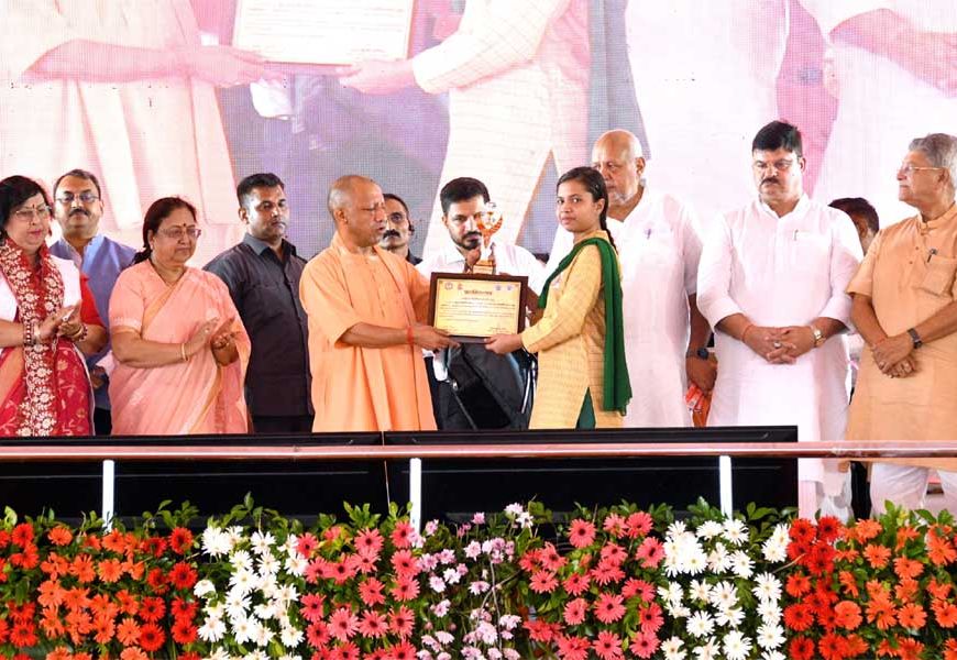 नई जिम्मेदारी के साथ सम्मान की सौगात, नियुक्ति पत्र और बढ़े मानदेय के चेक वितरित
