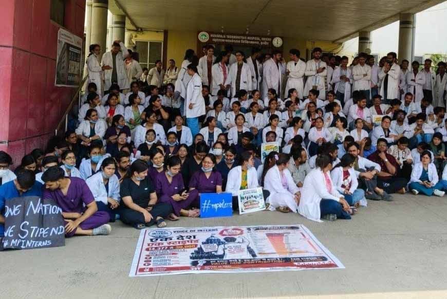 इंदौर में ‘वन नेशन-वन स्टाइपेंड’ पर आर-पार, MY अस्पताल में जूनियर डॉक्टरों की हड़ताल से सेवाएं प्रभावित