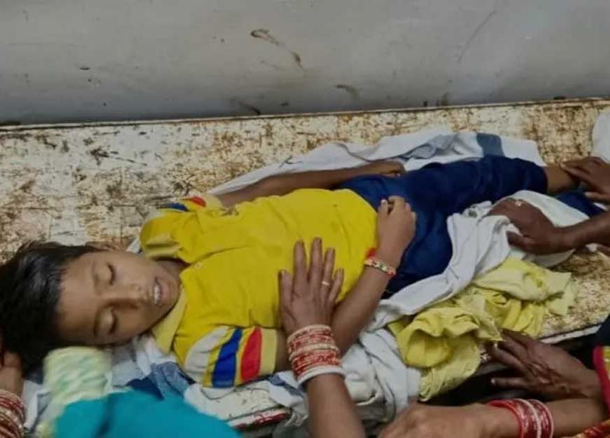 स्कूल वैन से गिरकर मासूम छात्र की मौत, विजयराघवगढ़ थाना क्षेत्र की घटना, निजी स्कूल वाहनों की फिटनेस और सुरक्षा मानकों को लेकर उठे सवाल