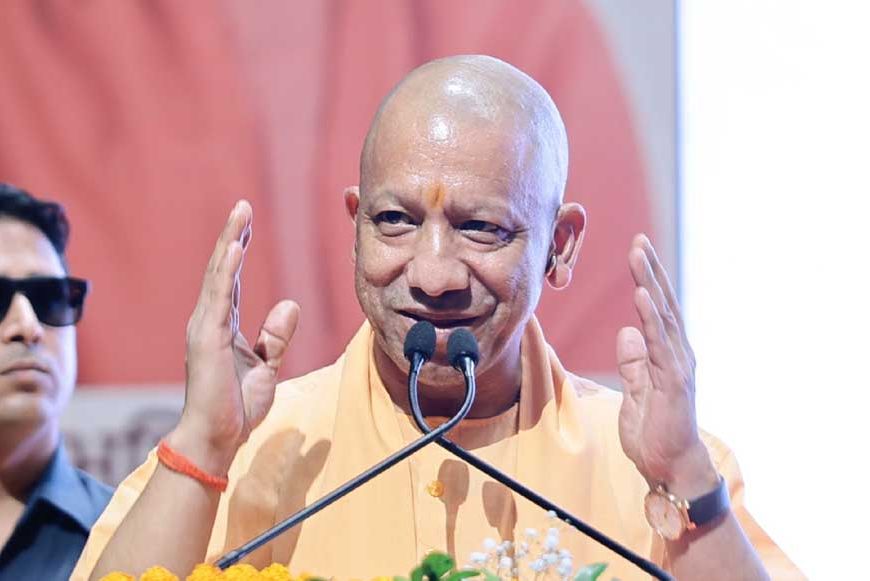 योगी सरकार का बड़ा स्वास्थ्य कवच, कई वर्गों को परिवार सहित कैशलेस इलाज मुहैया कराया