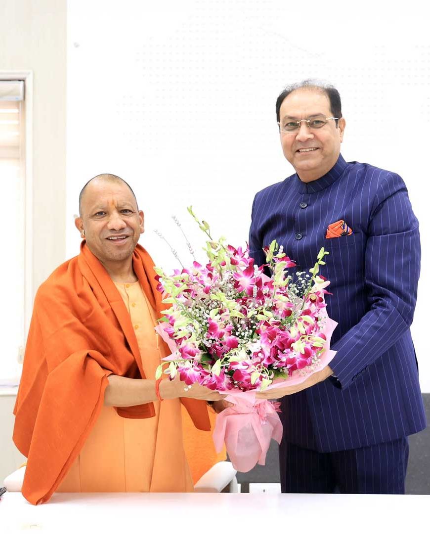 अल्पसंख्यक आयोग के नव-नियुक्त अध्यक्ष  मोहसिन रज़ा ने मुख्यमंत्री  योगी आदित्यनाथ से की शिष्टाचार भेंट।