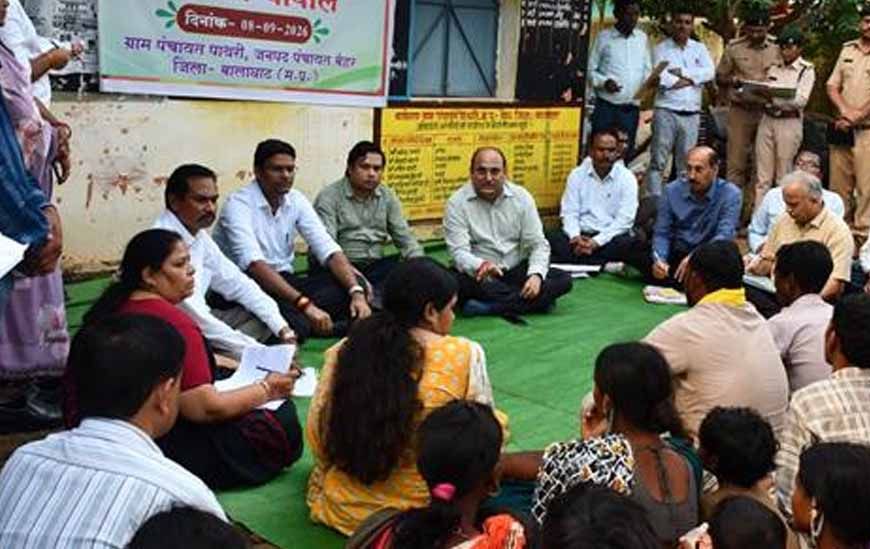 संभागायुक्त ने बालाघाट के पाथरी ग्राम में की रात्रि चौपाल