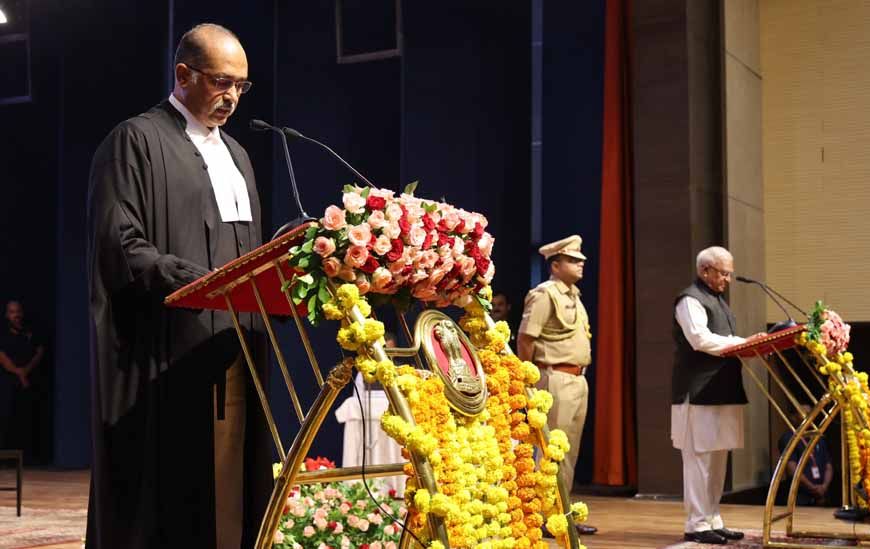 मध्यप्रदेश हाईकोर्ट को मिला नया चीफ जस्टिस, राज्यपाल पटेल ने न्यायमूर्ति कोगजे को दिलाई शपथ