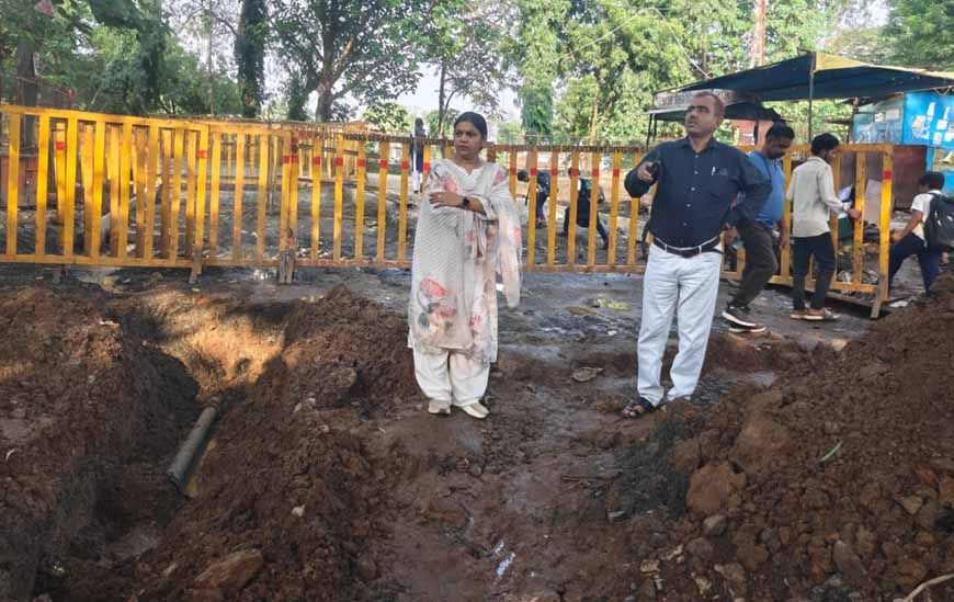 मुख्य नगर पालिका अधिकारी ने सीसी रोड निर्माण कार्य का किया निरीक्षण