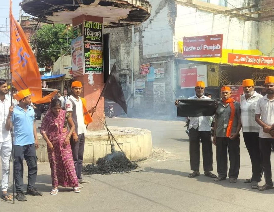 हिन्दू महासभा ने काले झंडों के साथ प्रदर्शन कर केंद्र सरकार का पुतला जलाया ,