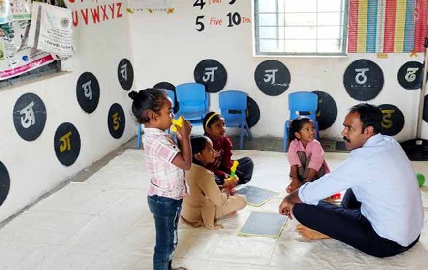 आंगनवाड़ी सेवाओं की जमीनी हकीकत जानने पहुंचे आयुक्त संदीप जी.आर.
