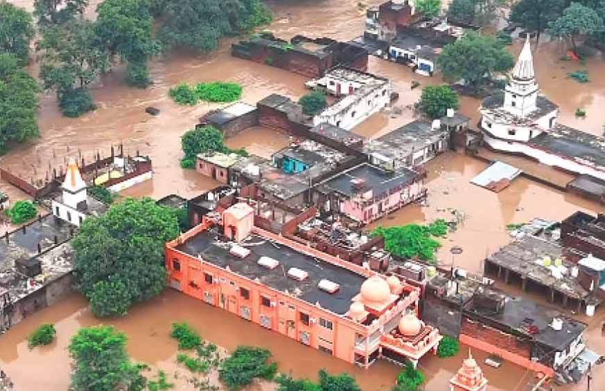चित्रकूट में मंदाकिनी नदी फिर उफान पर, घाटों की सीढ़ियां डूबीं; MP-UP प्रशासन अलर्ट