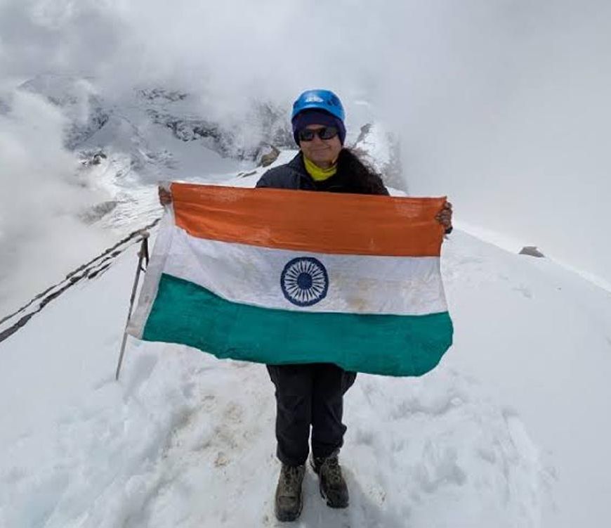 लखनऊ की पर्वतारोही पूर्वा धवन ने 5,826 मीटर ऊंची रुद्रगैरा चोटी पर फहराया तिरंगा