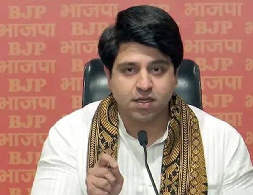 हिजाब विवाद में कांग्रेस पर बरसे पूनावाला, बोले- अपने ही वोटबैंक को ठोक दिया