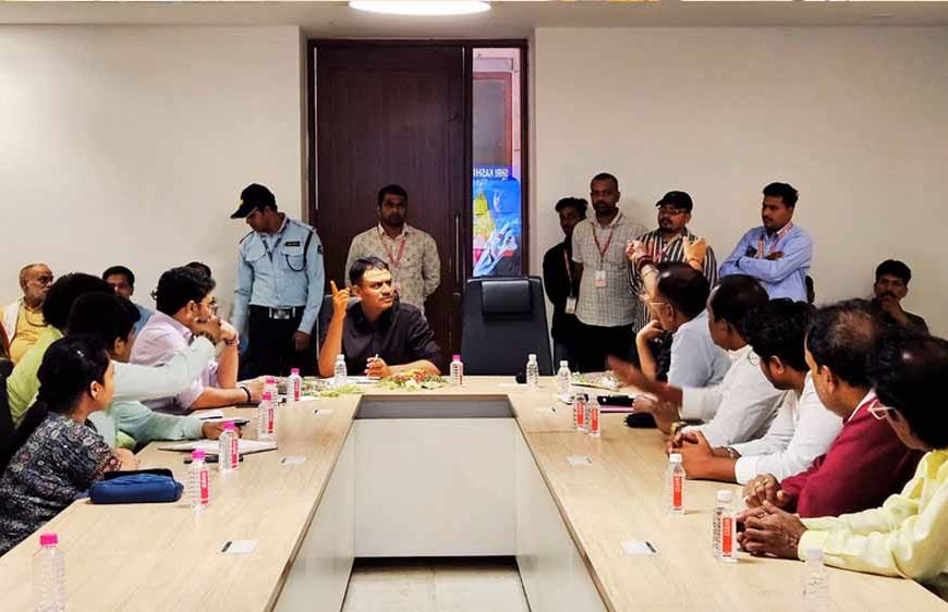 विश्वभूषण मिश्र का तबादला, काशी विश्वनाथ मंदिर के नए CEO की तलाश तेज