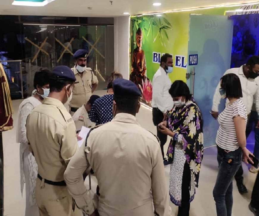 भिलाई के सूर्या मॉल स्थित स्पा सेंटर पर पुलिस की रेड, युवतियों से भरवाया बाउंड ओवर