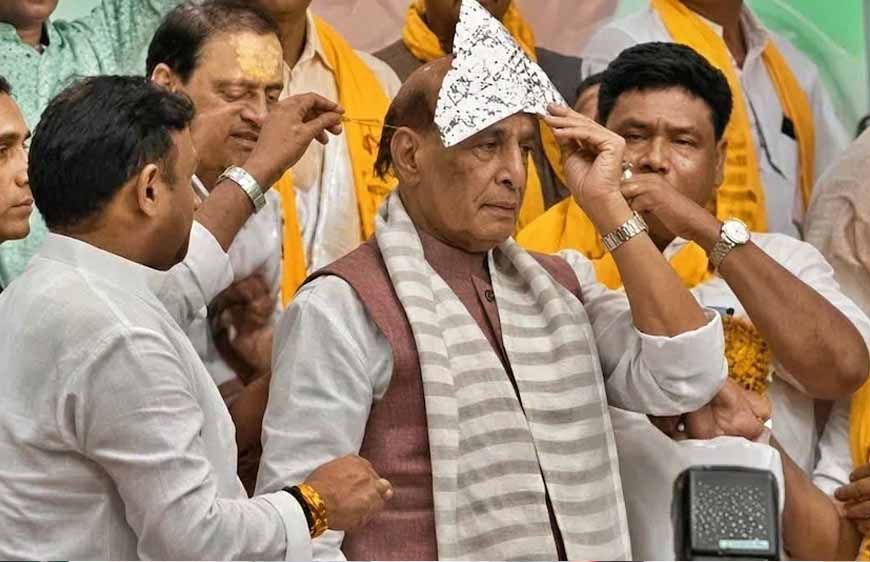 चांदी का मुकुट लौटाते हुए बोले राजनाथ सिंह- ‘गरीब बेटी को पायल बनवाकर दे देना’, वीडियो वायरल