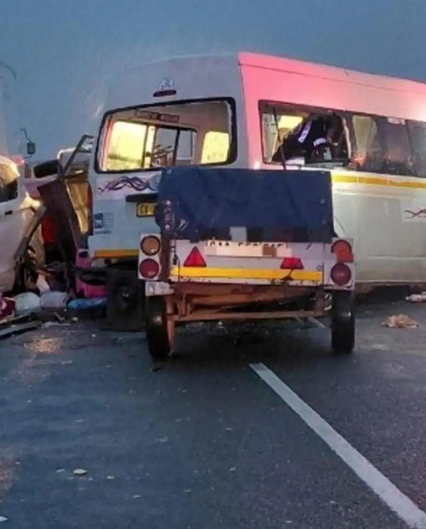 दक्षिण अफ्रीका में भीषण सड़क हादसा, दो मिनीबसों की टक्कर में 21 लोगों की मौत