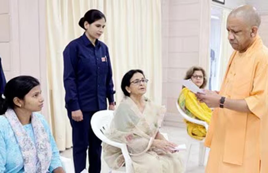 जनता दर्शन में सीएम योगी सख्त, भू-माफिया और लापरवाह पुलिसकर्मियों पर कार्रवाई के निर्देश