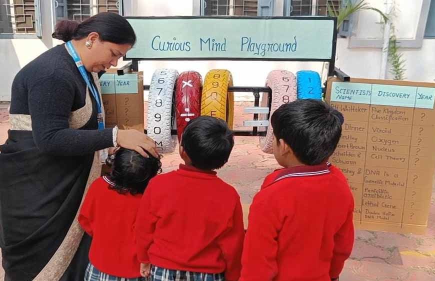 भोपाल के सरकारी स्कूल की अनोखी पहल, कबाड़ से बन रहे विज्ञान-गणित के मॉडल; बच्चों के लिए पढ़ाई हुई आसान
