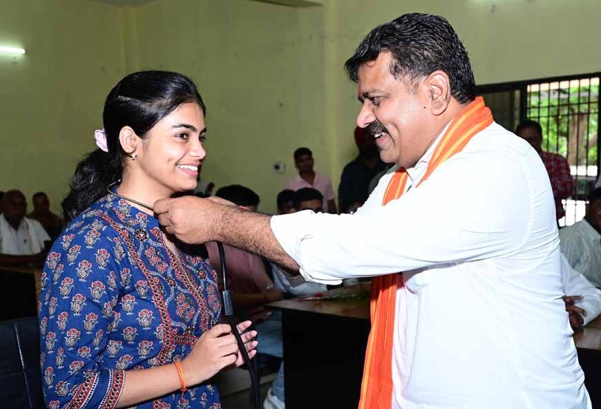 डॉक्टर बनना मंजिल नहीं, समाज की सेवा करना असली लक्ष्य - उप मुख्यमंत्री एवं कवर्धा विधायक विजय शर्मा