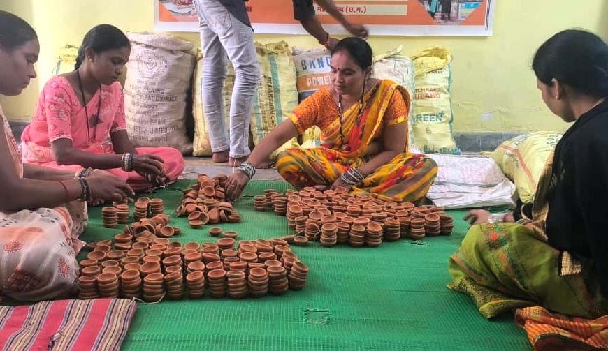 दीपावली से पहले लौटी खुशियाँ: महासमुंद में 'सेवा संकल्प अभियान' के तहत स्व-सहायता समूहों की महिलाओं को मिले बड़े ऑर्डर।