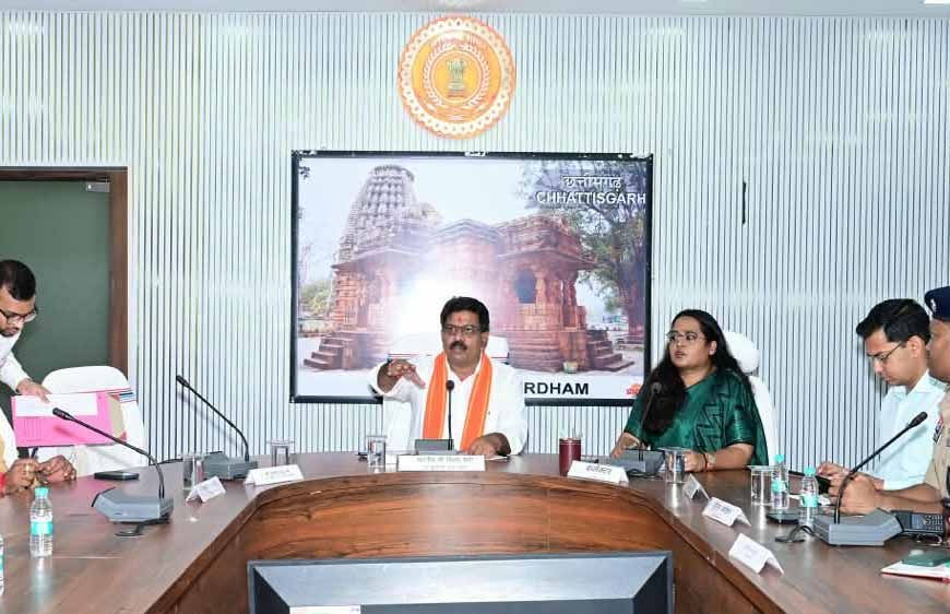 रायपुर : उप मुख्यमंत्री विजय शर्मा ने कबीरधाम के गौसेवकों एवं अधिकारियों की ली बैठक