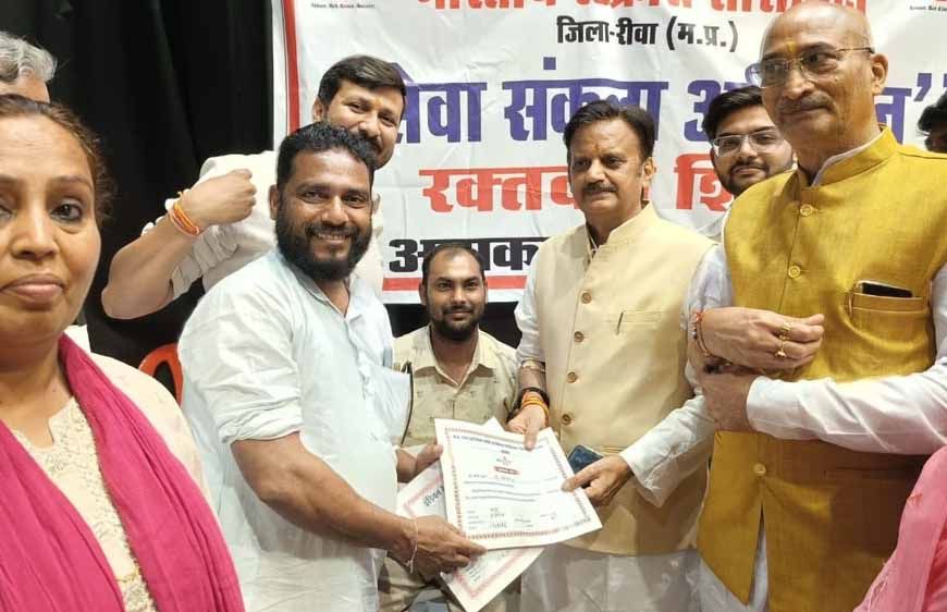 रक्तदान महादान, पीड़ित मानवता की सेवा का महत्वपूर्ण माध्यम: उप मुख्यमंत्री शुक्ल