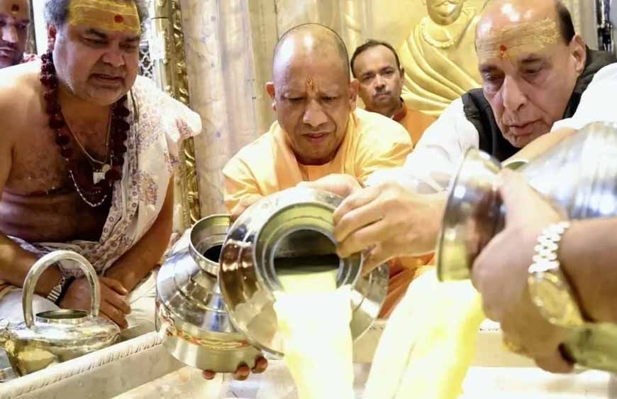 रक्षा मंत्री और मुख्यमंत्री ने बाबा विश्वनाथ के किए दर्शन, PM मोदी के लिए मांगी प्रार्थना