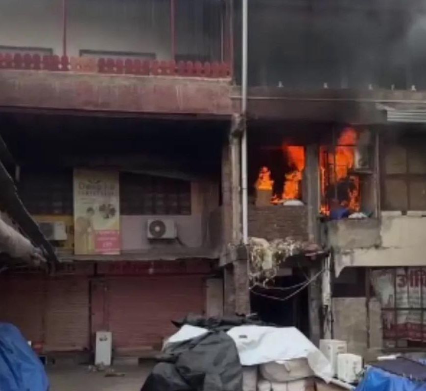 जयपुर के त्रिपोलिया बाजार में भीषण आग, 25 दुकानें चपेट में; 30 दमकलों ने पाया काबू