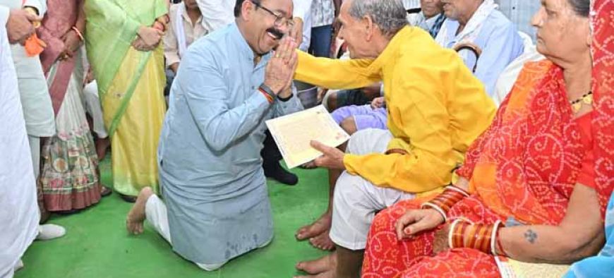 सेवा संकल्प अभियान में डिप्टी सीएम अरुण साव ने पेंशनधारियों के पैर पखार सेवा कर लिया आशीर्वाद, लोरमी में सेवा संकल्प का भावुक पल