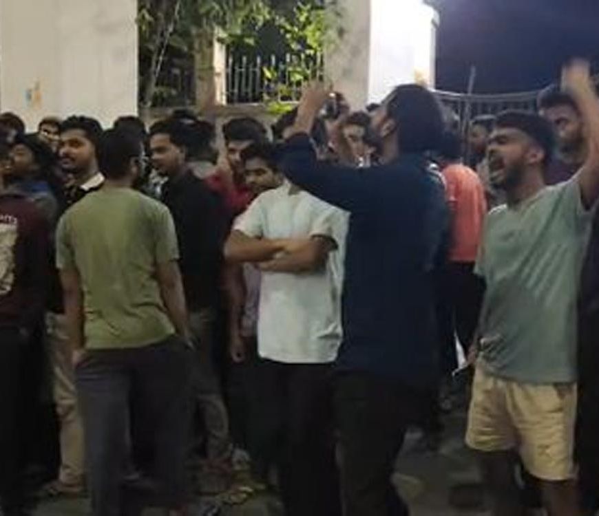 इंजीनियरिंग कॉलेज के मेस में खराब खाना मिलने पर छात्रों का हंगामा, फूड सेफ्टी टीम ने लिए सैंपल
