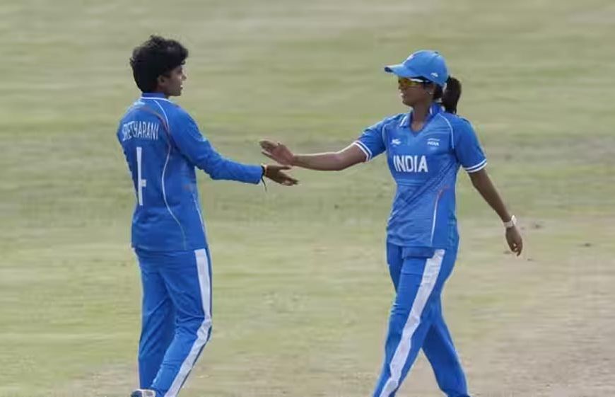 एशियन गेम्स में श्री चरणी का धमाल, 4 विकेट लेकर रचा इतिहास; बुमराह से भी बेहतर दिखा रिकॉर्ड