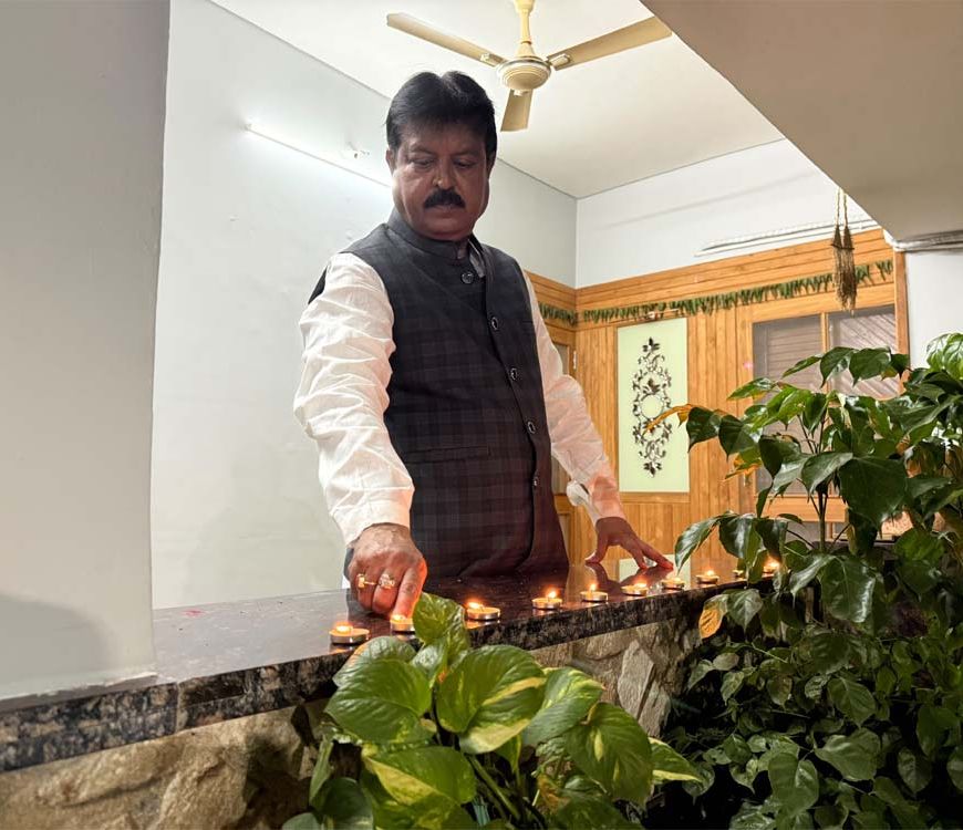 प्रधानमंत्री  नरेंद्र मोदी जी के उत्तम स्वास्थ्य एवं दीर्घायु की कामना के लिए संजय वास्तव ने प्रज्ज्वलित किया आशीर्वाद का दीप