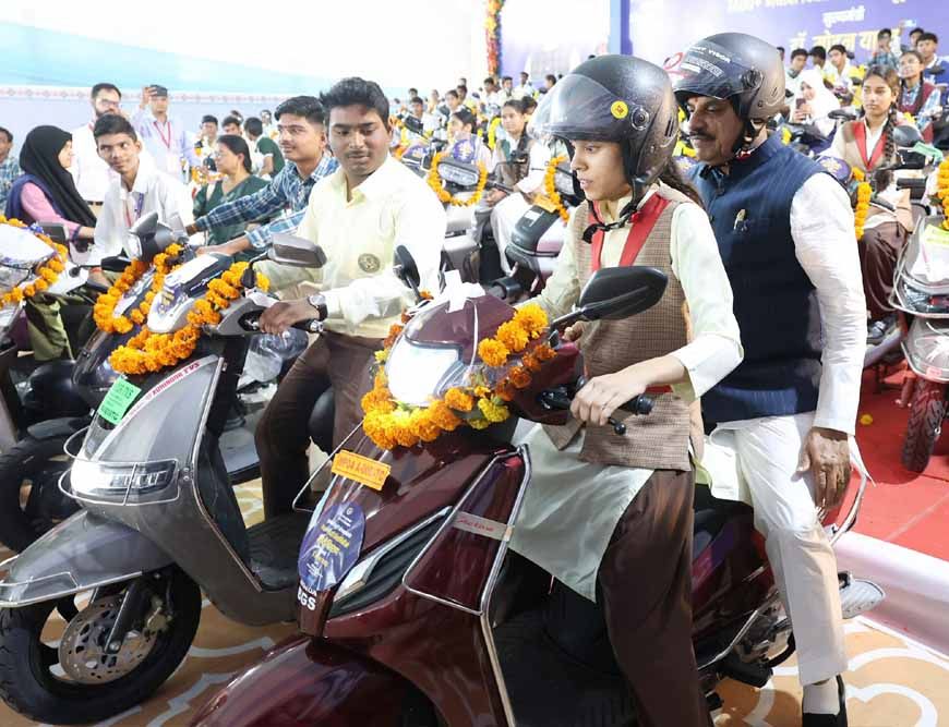CM मोहन यादव को पीछे बैठाकर छात्रा ने दौड़ाई स्कूटी, साथ-साथ दौड़े सुरक्षाकर्मी