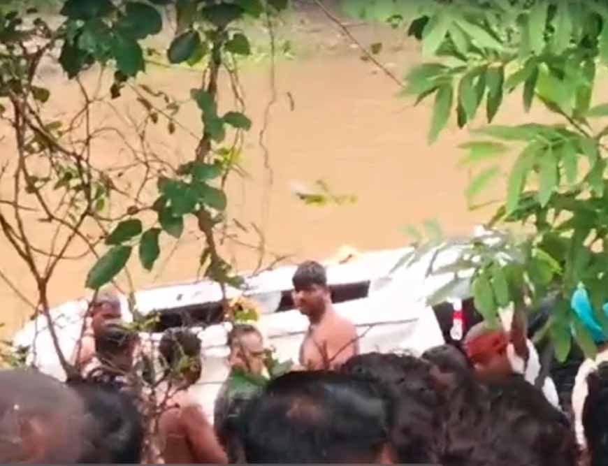 आगर-मालवा में दर्दनाक हादसा, नाले में गिरी कार; 3 बच्चों और 2 महिलाओं समेत 8 श्रद्धालुओं की मौत