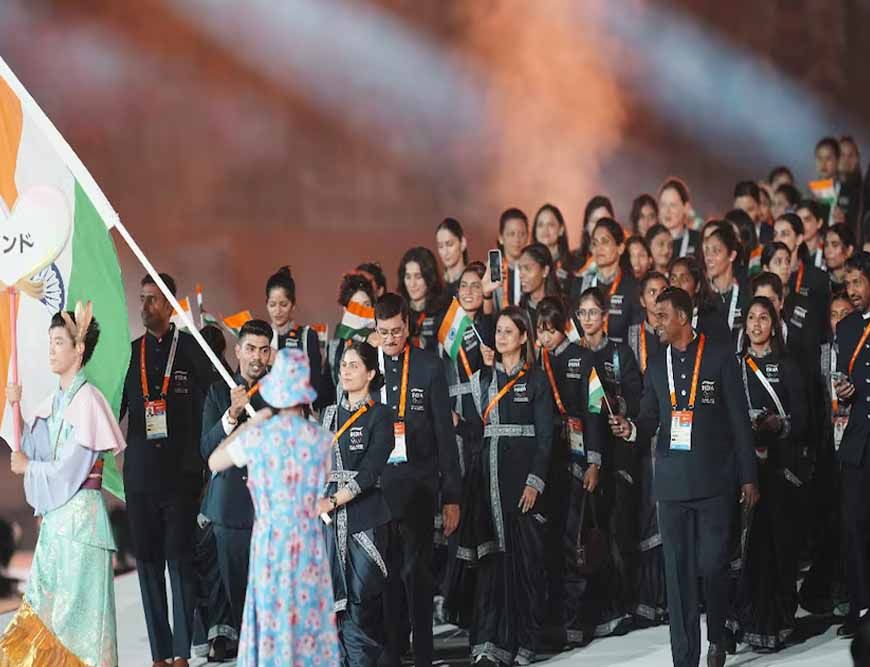 एशियन गेम्स का रंगारंग आगाज, मनु भाकर-पवन सहरावत ने लहराया तिरंगा