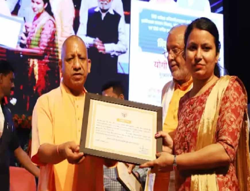 मुख्यमंत्री योगी आदित्यनाथ के हाथों नियुक्ति पत्र पाकर खिले अभ्यर्थियों के चेहरे, बोले- बिना भेदभाव मिली नौकरी