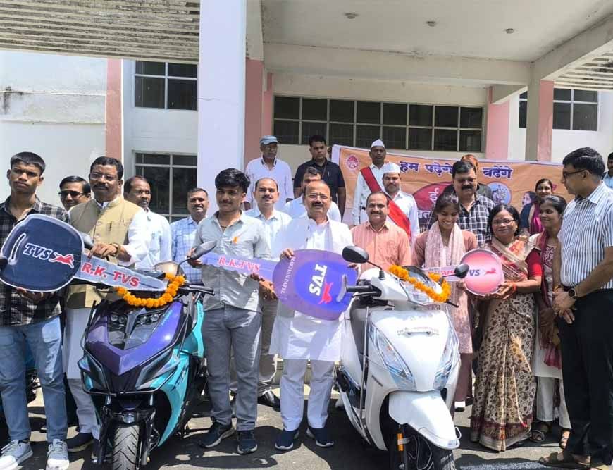 मुख्यमंत्री स्कूटी योजना के अंतर्गत 10 मेधावी विद्यार्थियों को प्रदान की गई स्कूटी