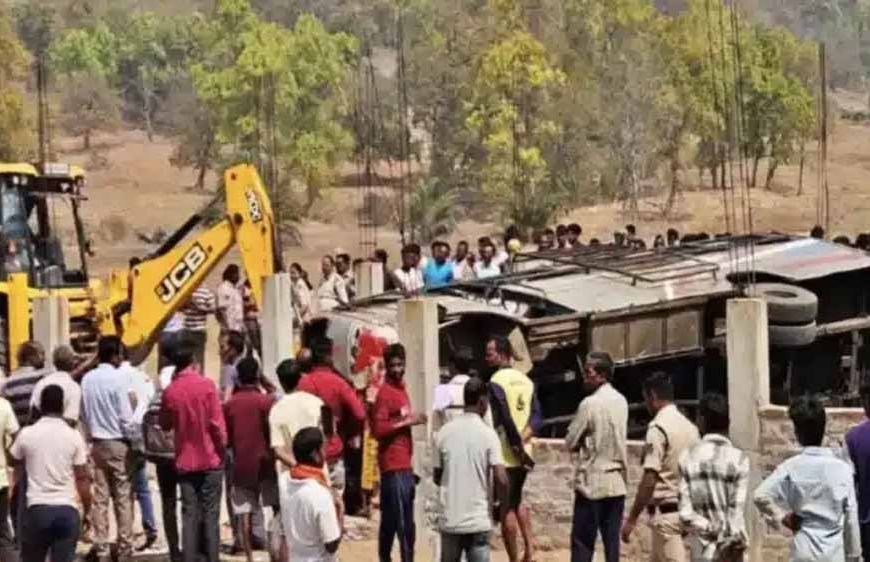 यात्रियों से भरी बस बेकाबू होकर पलटी, हादसे में एक की मौत और 20 घायल