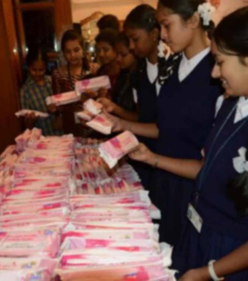 सरकारी विद्यालयों की छात्राओं को मिलेगी निःशुल्क सैनिटरी नैपकिन