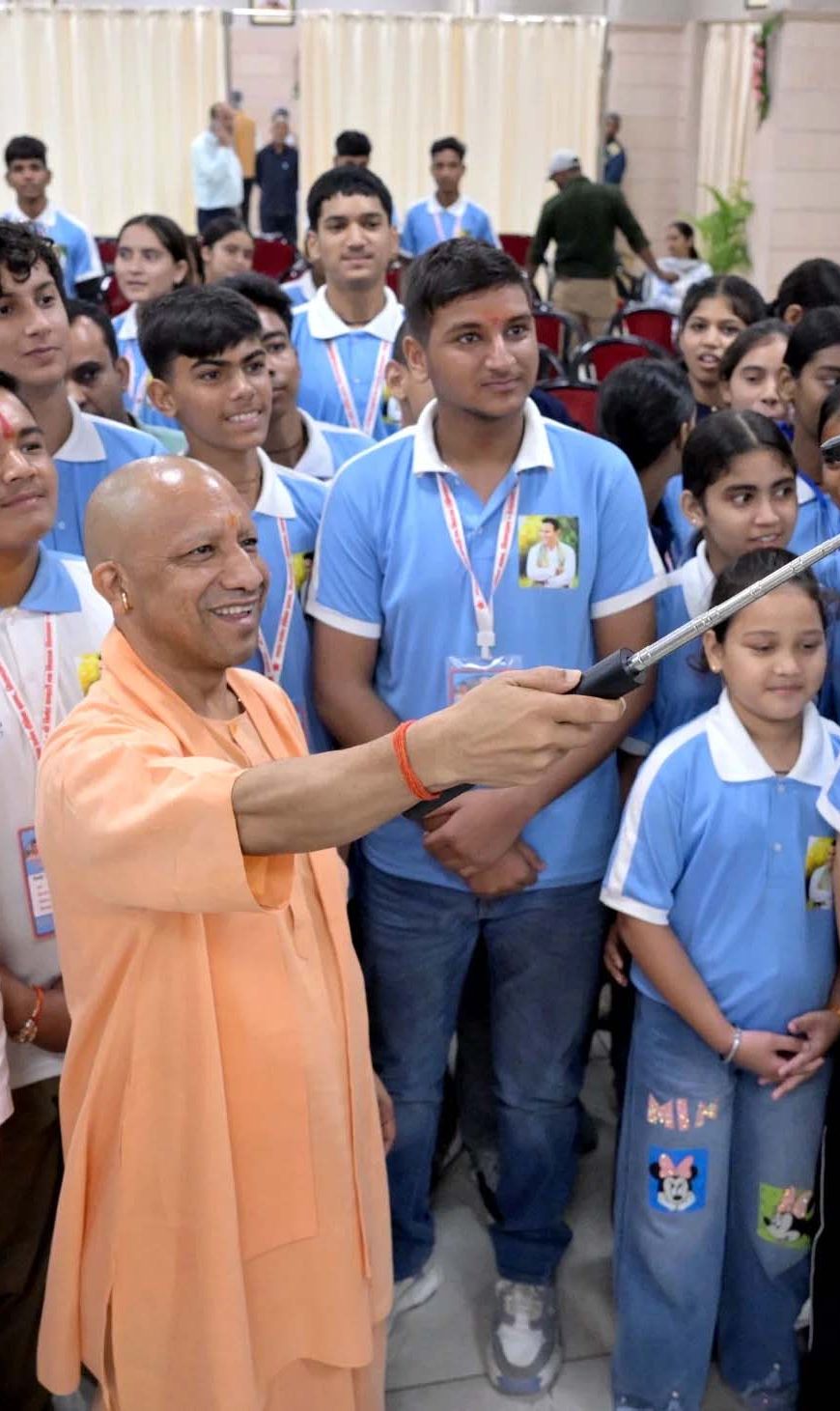 देवप्रयाग के मेधावी छात्रों ने किया गोमती बुक फेस्टिवल का भ्रमण, मिली ‘एग्जाम वॉरियर्स’ पुस्तक