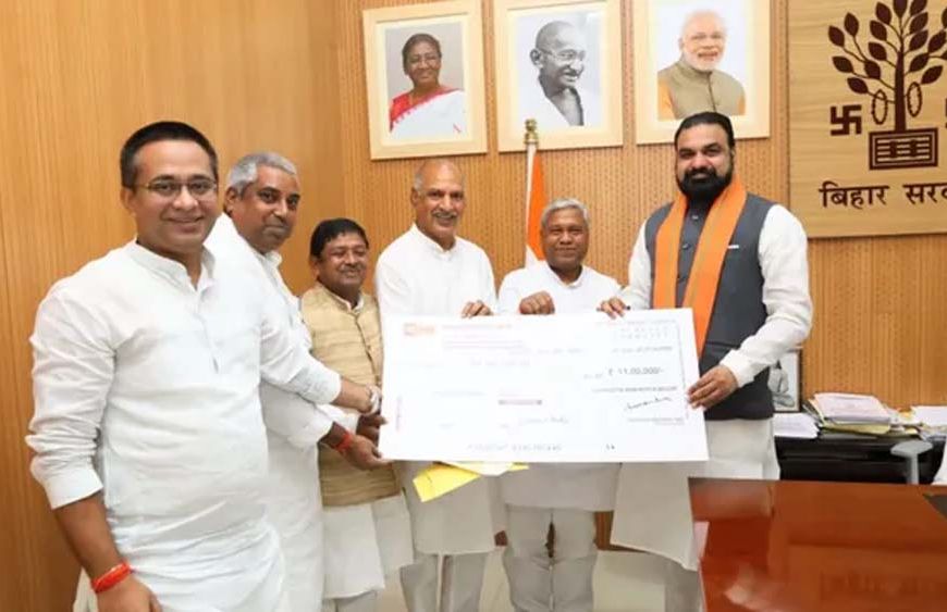 बिहार बाढ़ पीड़ितों के लिए नेताओं ने खोला खजाना, CM सम्राट चौधरी ने दिया एक माह का वेतन
