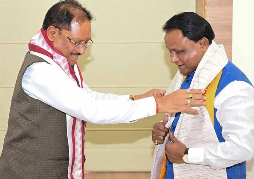 रायपुर : मुख्यमंत्री विष्णु देव साय ने ओडिशा के मुख्यमंत्री मोहन चरण माझी से की सौजन्य भेंट