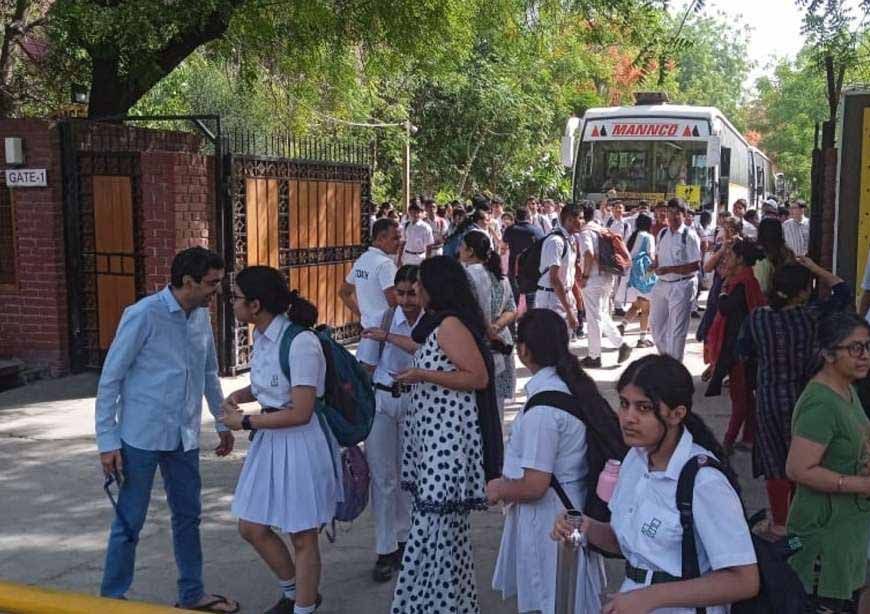 दिल्ली के कई स्कूलों को बम से उड़ाने की धमकी, मचा हड़कंप