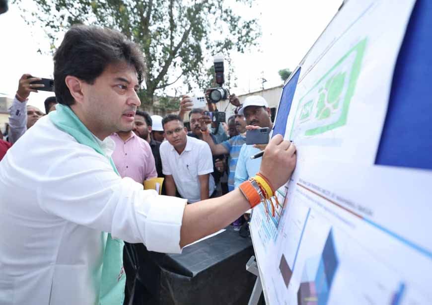 केंद्रीय मंत्री सिंधिया ने राज्य के मंत्रिगणों के साथ मल्टीलेवल कार पार्किंग का किया निरीक्षण