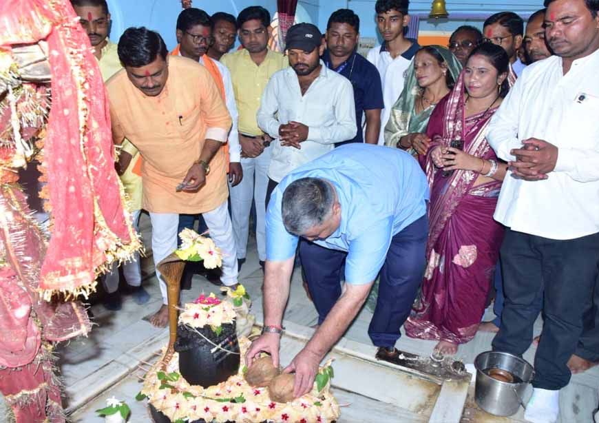 पर्यटन एवं संस्कृति मंत्री राजेश अग्रवाल ने कवर्धा में सिद्धेश्वर महादेव और संकट मोचन हनुमान मंदिर में की पूजा-अर्चना, प्रदेश की सुख-शांति, समृद्धि और जनकल्याण के लिए की प्रार्थना